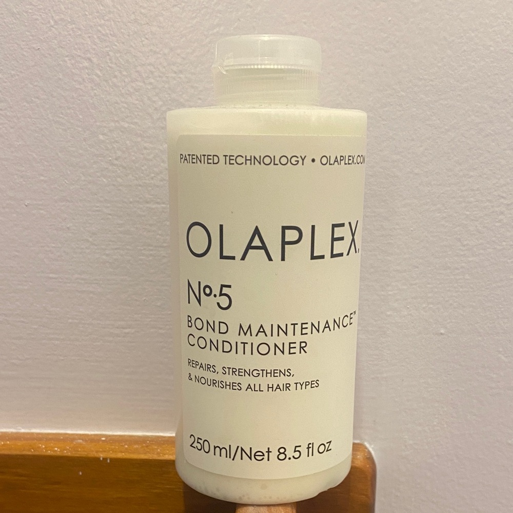 OLAPLEX No. 5 Bond Maintenance Conditioner - White